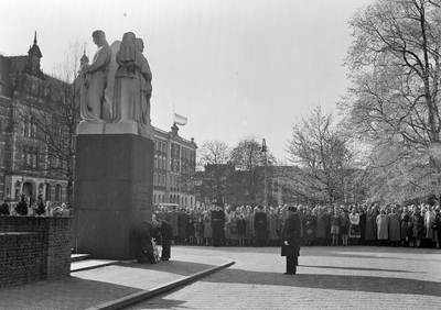 166928 Afbeelding van de kranslegging bij het monument voor tijdens de oorlog gevallen spoorwegpersoneel aan het ...